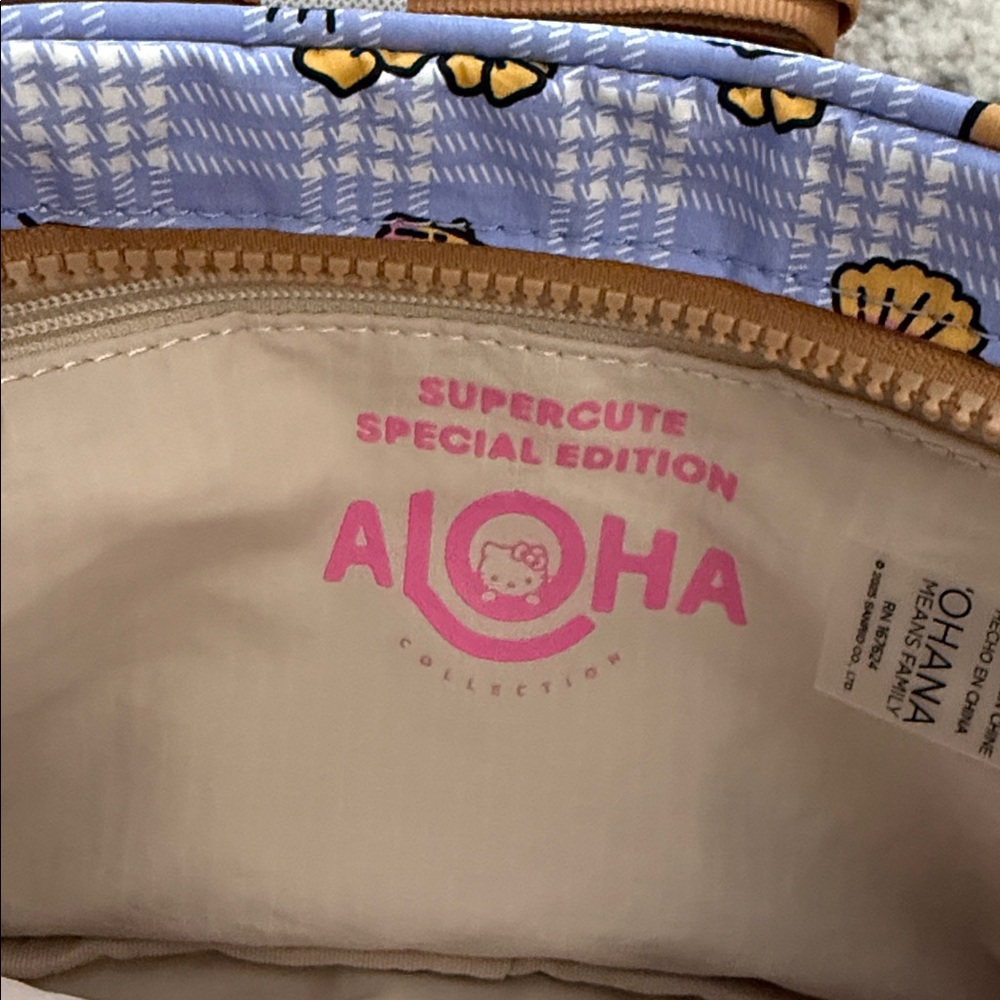 Aloha Collection Hello Kitty Palaka Le Tour Crossbody Bag NWT - Picture 3 of 6
